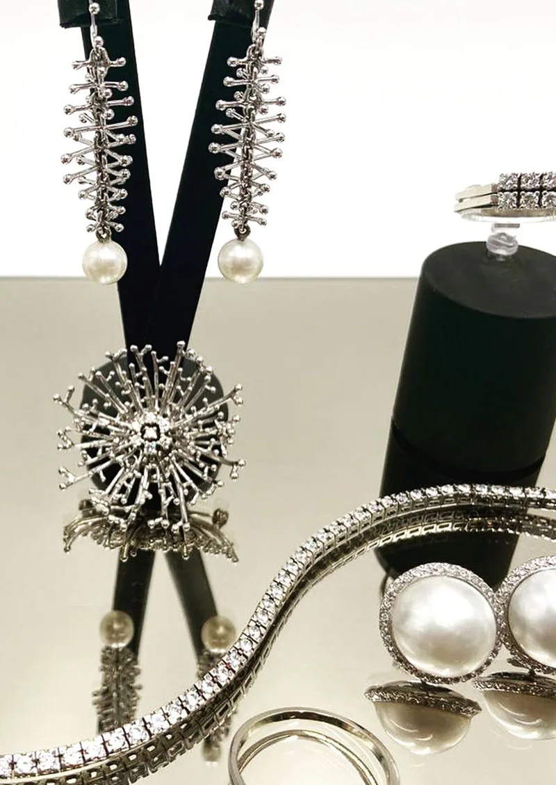 Silberschmuck, besetzt mit Edelsteinen und Perlen, aus unserer Kollektion